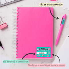 Detalle de etiquetas WRLD Paquete XL en lápices, plumas y colores