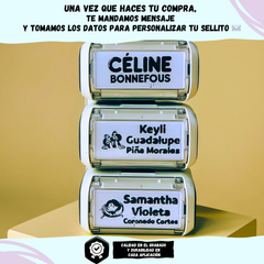 Detalle de impresión del sello WRLD sobre tela clara con tinta negra