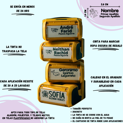 Mamá marcando uniforme escolar con sello de ropa WRLD personalizado