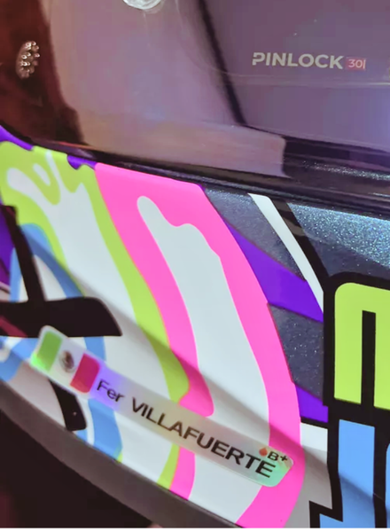 Etiqueta deportiva para casco con nombre