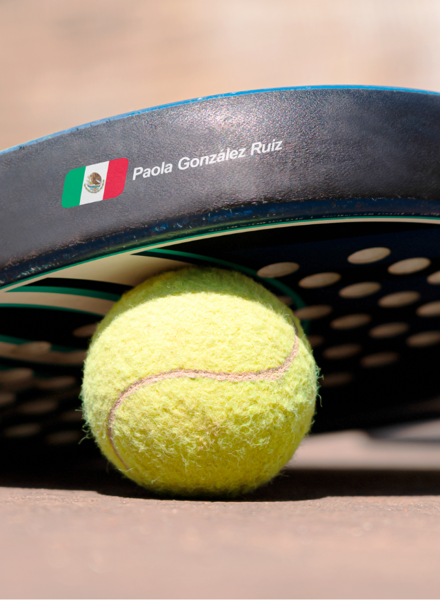 Etiqueta deportiva en pala de padel