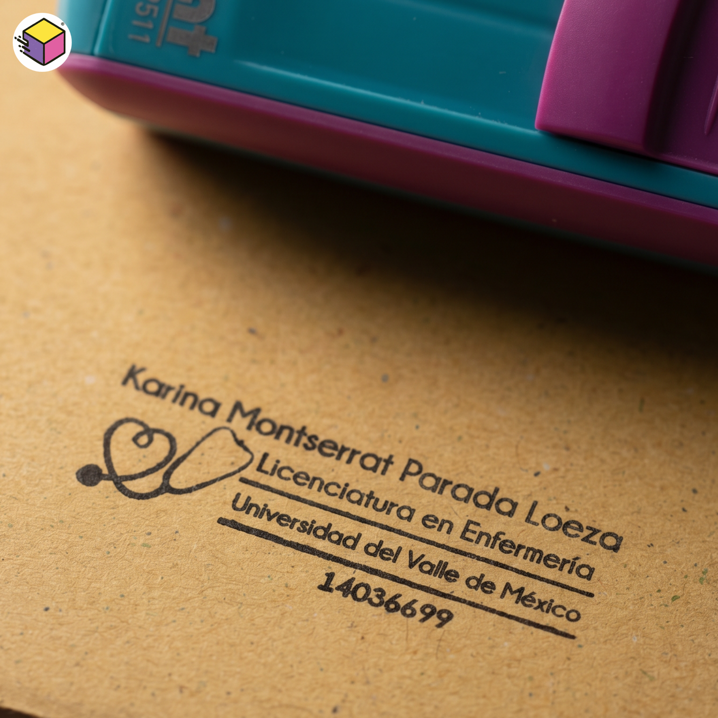 Sello personalizado para enfermería con nombre, universidad y número profesional impreso sobre papel kraft
