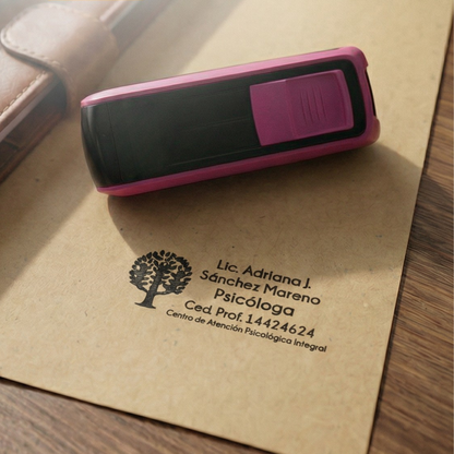 Sello médico portátil personalizado Trodat con nombre, especialidad y cédula profesional sobre receta médica