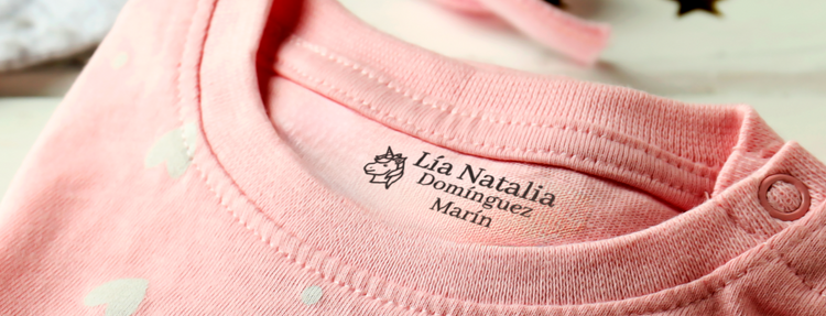 Sello de ropa en uso sobre camiseta