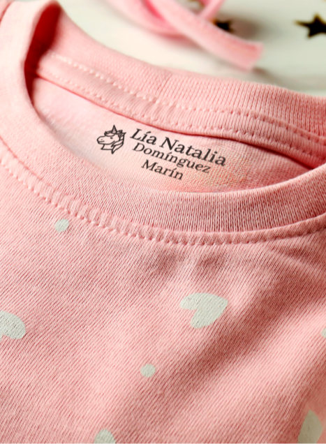 Sello de ropa en uso sobre camiseta