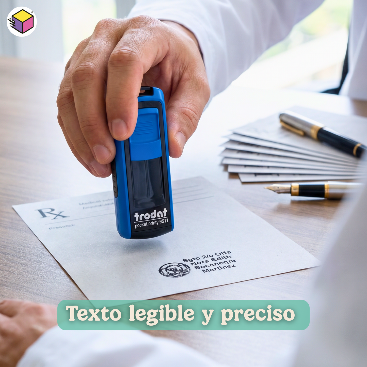 Profesional de la salud utilizando sello médico portátil Trodat con impresión clara, legible y precisa en receta médica