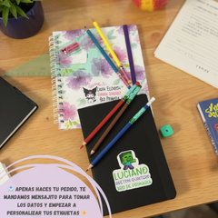 Detalle de etiquetas WRLD Silueta personalizadas en lápices y colores