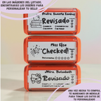 Detalle de impresión de sello calificador WRLD con frase y dibujo motivador