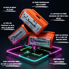 Maestra calificando cuaderno con sello calificador WRLD personalizado